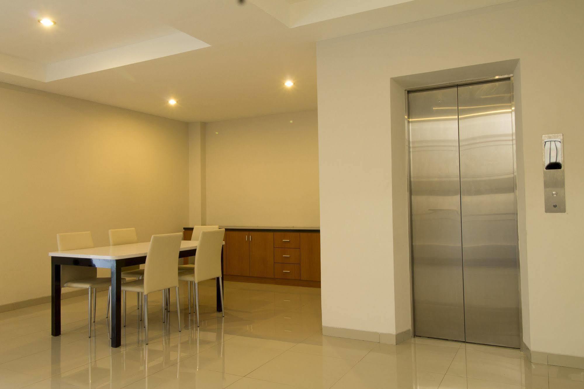Reddoorz Plus @ Setiabudi Tengah Jakarta Buitenkant foto